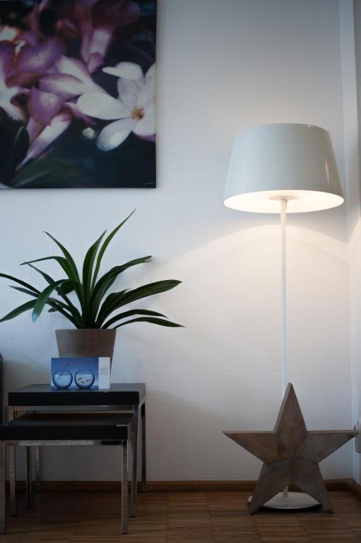 Nonstop Hotel Augsburg - Ubernacht - Hostelhotelhome Екстериор снимка